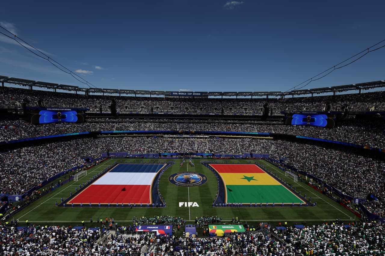 Se observan las banderas de Francia y Senegal en el campo de juego antes del partido de fútbol del Grupo I de la Copa del Mundo entre Francia y Senegal en East Rutherford.