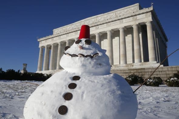 Este muñeco de nieve está adornado con galletas y una taza roja de plástico. Está puesto enfrente del Lincoln Memorial en Washignton.