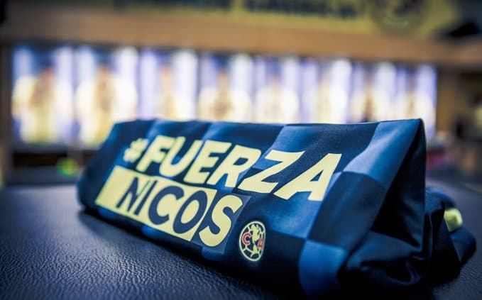 Previo al juego, durante el calentamiento y en la foto oficial, jugadores de América recuerdan con cariño y envían muestra de apoyo para sus futbolistas lesionados.