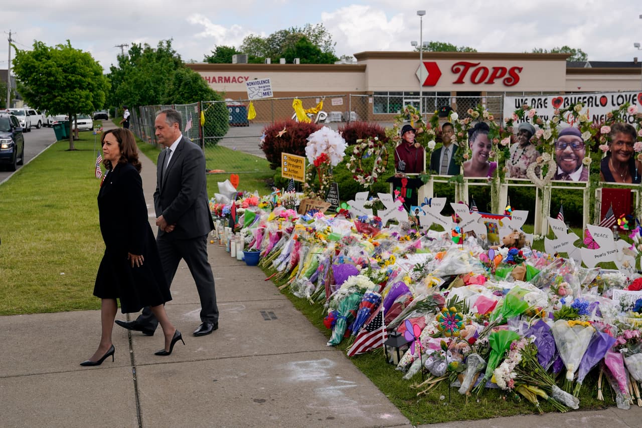 La vicepresidenta estadounidense Kamala Harris y su marido Doug Emhoff se marchan después de visitar un memorial cerca del lugar del tiroteo en el supermercado de Buffalo, el sábado 28 de mayo de 2022, en Buffalo, Nueva York.