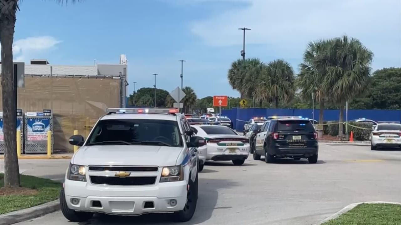 Durante la tarde del 19 de julio, una persona abrió fuego en el Walmart ubicado en el 3501 de S Dixie Hwy, en Florida City. Acorde a las autoridades, una persona perdió la vida y otras dos resultaron heridas.