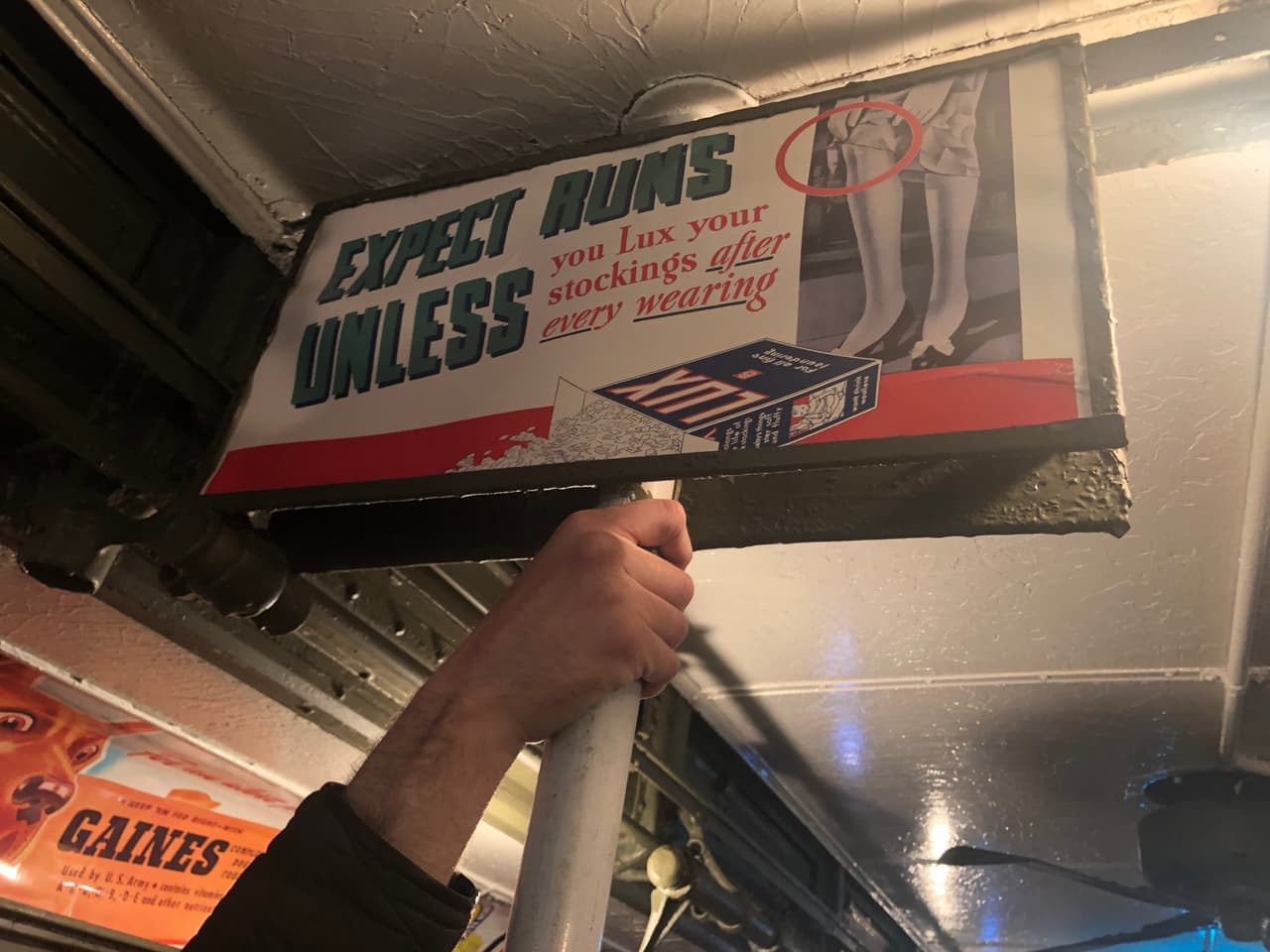 El interior de los trenes estaba lleno de publicidad antigua, promocionando productos higiénicos para hombres y medias para mujer.