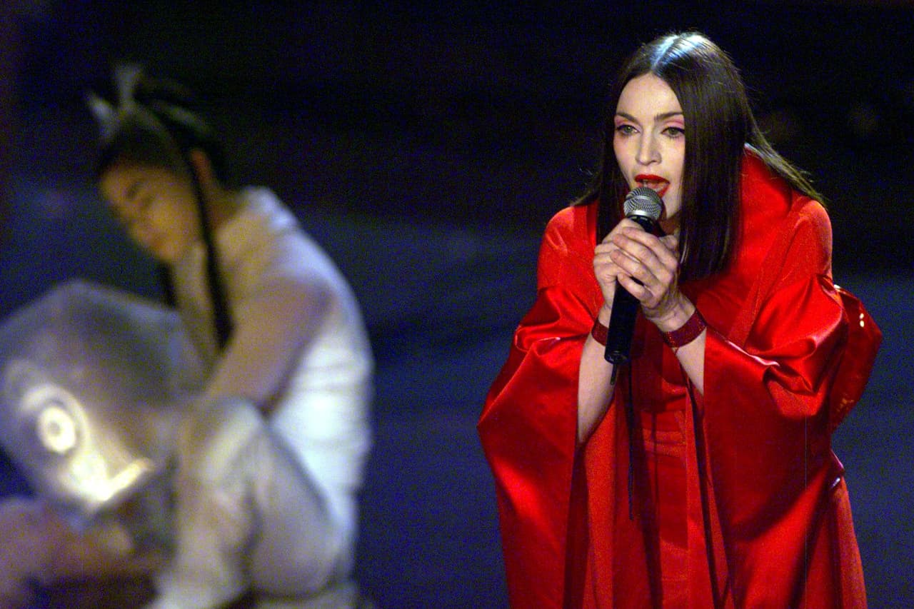 Camaleónica y con la gran capacidad de cambiar su apariencia conforme sus influencias musicales se iban transformando, en 1999 con su premiado álbum 'Ray of Light', Madonna se despidió de la alocada rubia platinada y celebró un look de pelo oscuro y muy liso que acompañó con vestidos que invocaban los kimonos japoneses.