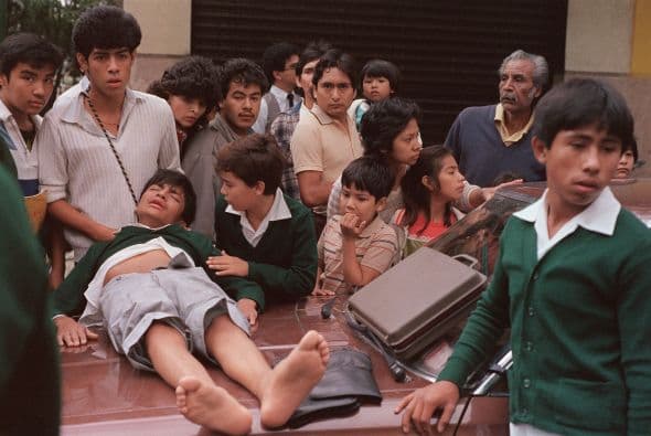 "Nos hizo abrir los ojos, surgieron personajes como las líderes de costureras que se atrevieron" a reclamar en la cara al entonces presidente Miguel de la Madrid, se formaron comités vecinales y surgieron los grupos de socorristas, recordó Salcido, quien en su nuevo libro recoge testimonios de sobrevivientes para que los mexicanos nunca olviden aquel momento.