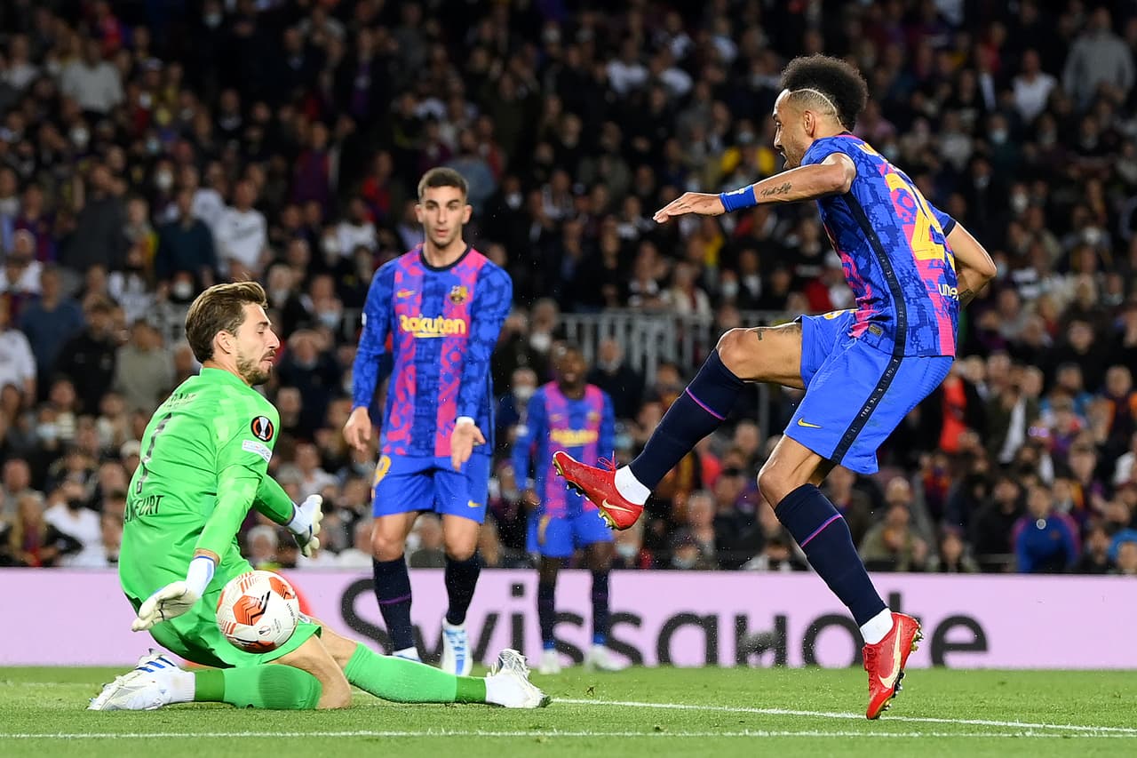 Contra todo pronóstico, el Eintracht Frankfurt se paró con mucha autoridad en el Camp Nou y eliminó a un muy tímido Barcelona que consumó un fracaso más en la temporada, una temporada en la que se irá en blanco.