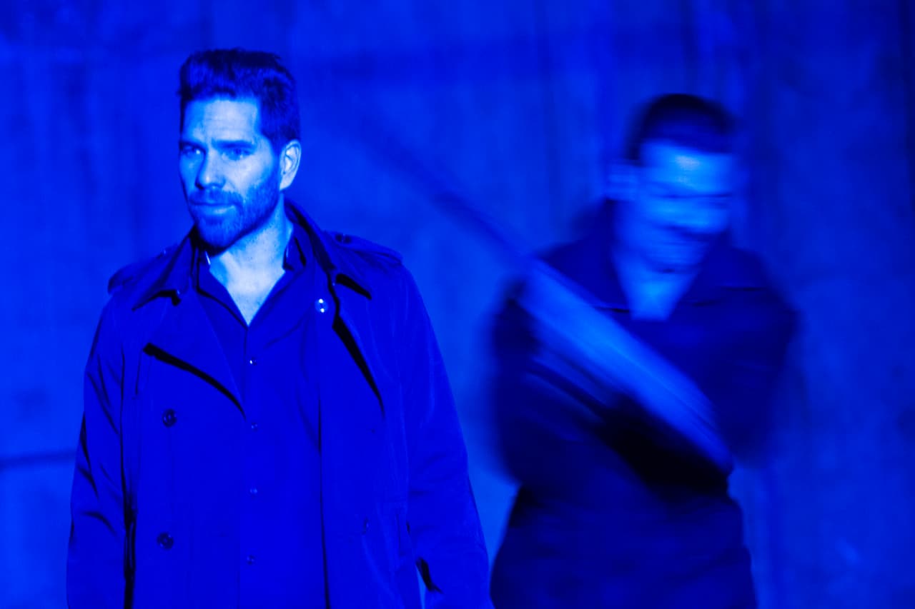 Por su parte, 
<b><a href="http://www.univision.com/series/la-piloto/la-piloto-santamaria-amenazo-de-muerte-a-john-por-robarle-su-dinero-escena-del-dia-video">Santamaría atacó a John para exigirle que le devolviera el dinero que le robó</a></b>.