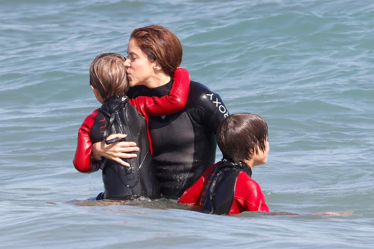 Shakira se mostró muy cariñosa con sus dos retoños, de quien estuvo muy al pendiente mientras estuvieron dentro del mar.
<br>
