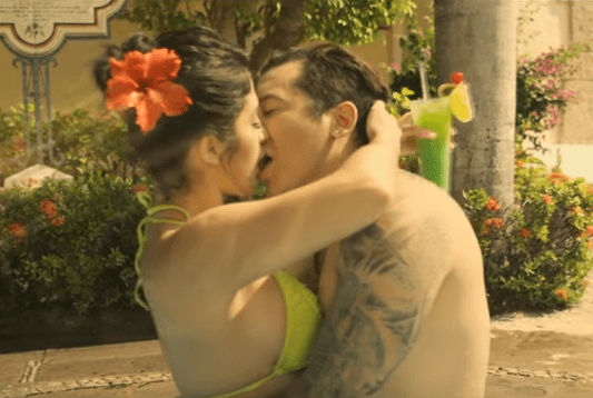 Esta es una imagen del reciente video de La Trakalosa 'Fíjate que sí', mismo que se realizó en un lujoso hotel ubicado en el Pacífico mexicano.