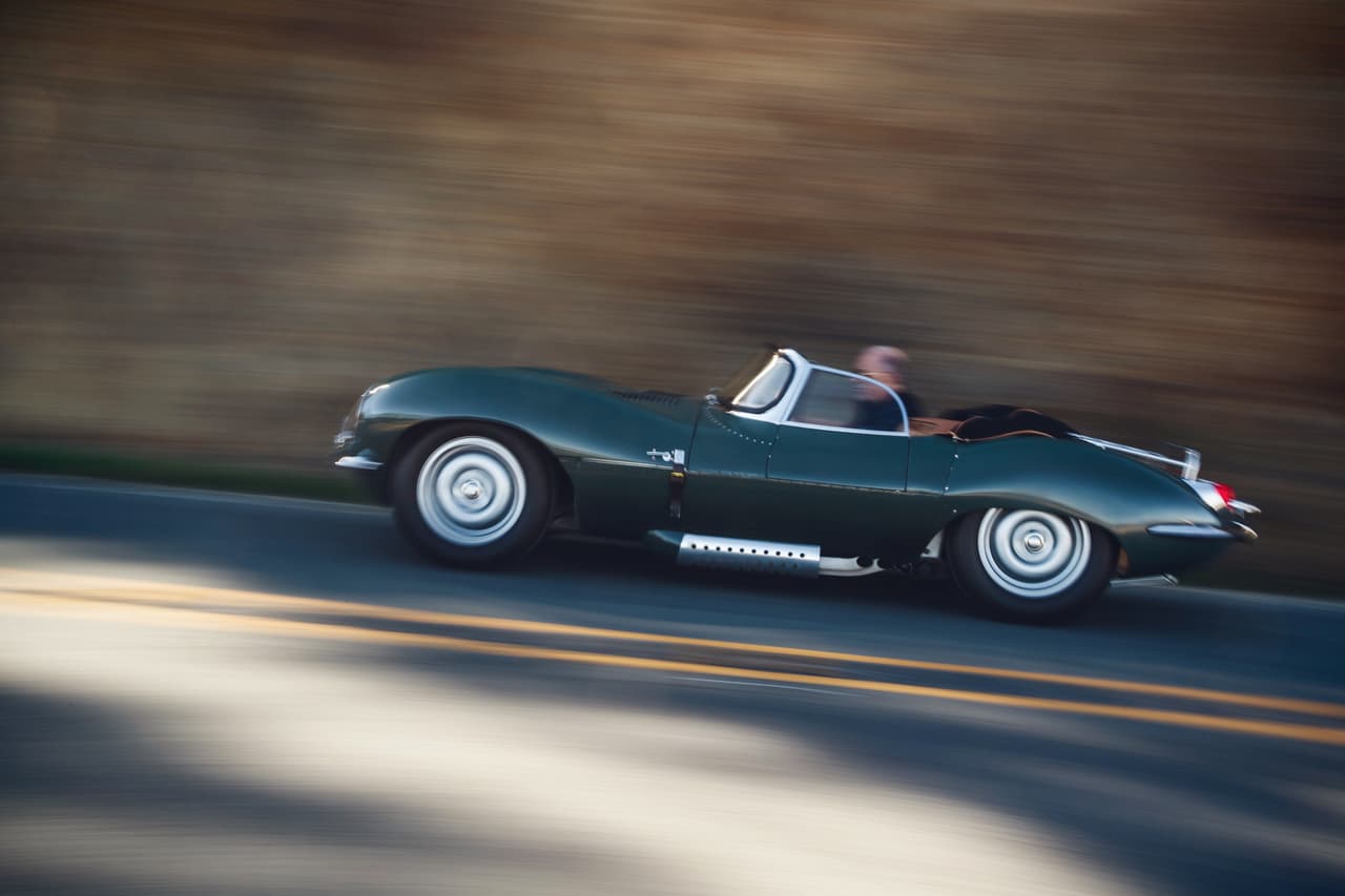 El Jaguar XKSS nació como una conversión para vías públicas de 25 ejemplares no terminados de construir del vehículo de carreras Jaguar D Type, ganador de las 24 horas de Le Mans en 1955, 1956 y 1957, que nunca fueron utilizadas.