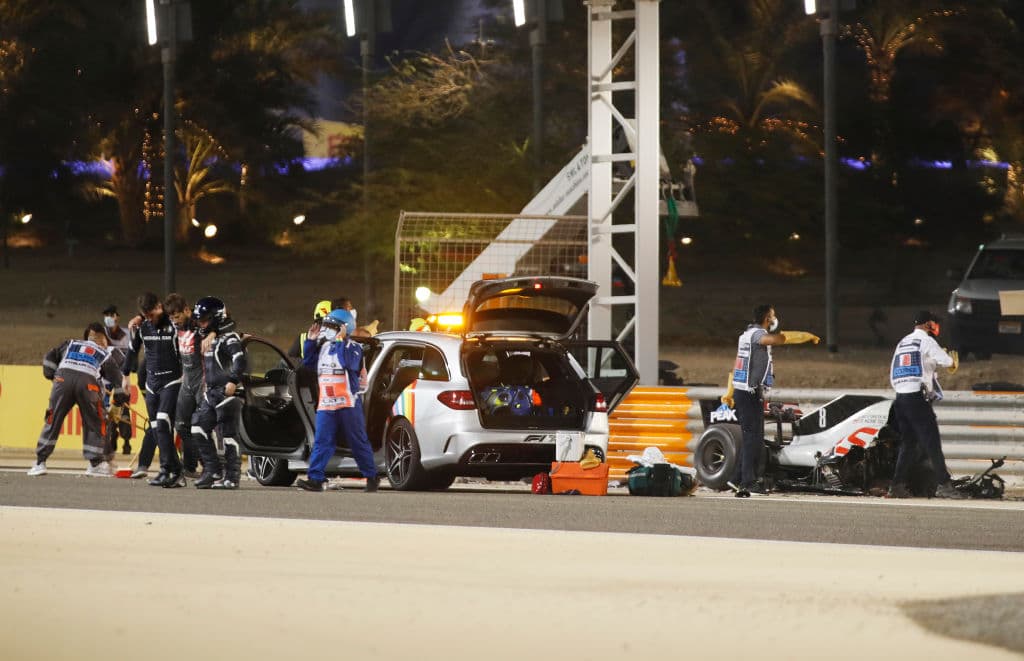 Romain Grosjean perdió el control de su monoplaza tras rozar su llanta con otro piloto y se impactó con una barda. El piloto francés logró salir ileso de su auto en llamas con leves quemaduras en manos y pies durante el Gran Premio de Barein en la Formula 1.