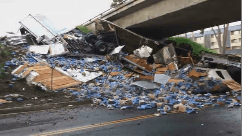 Volcamiento de camión repleto de cervezas cierra obligó el cierre de la rampa de acceso a la autopista 10 en West Covina esta mañana.