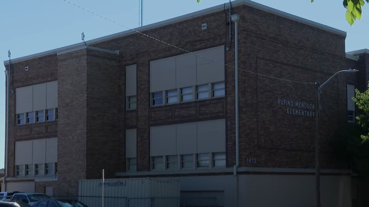 Niño de 5 años se sale de la escuela y es hallado caminando y llorando en Fort Worth: exigen respuestas