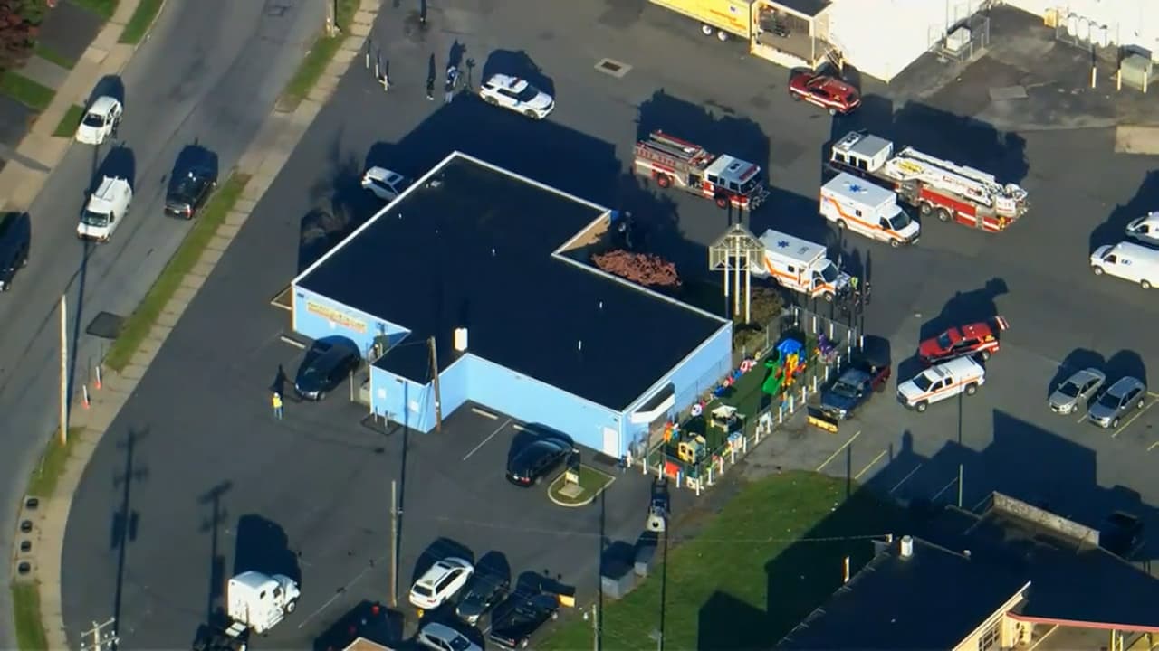 Vista aérea del operativo de este martes por la mañana en la guardería de Allentown, Pennsylvania, donde decenas de personas fueron hospitalizadas tras probable inhalación de monóxido de carbono.
