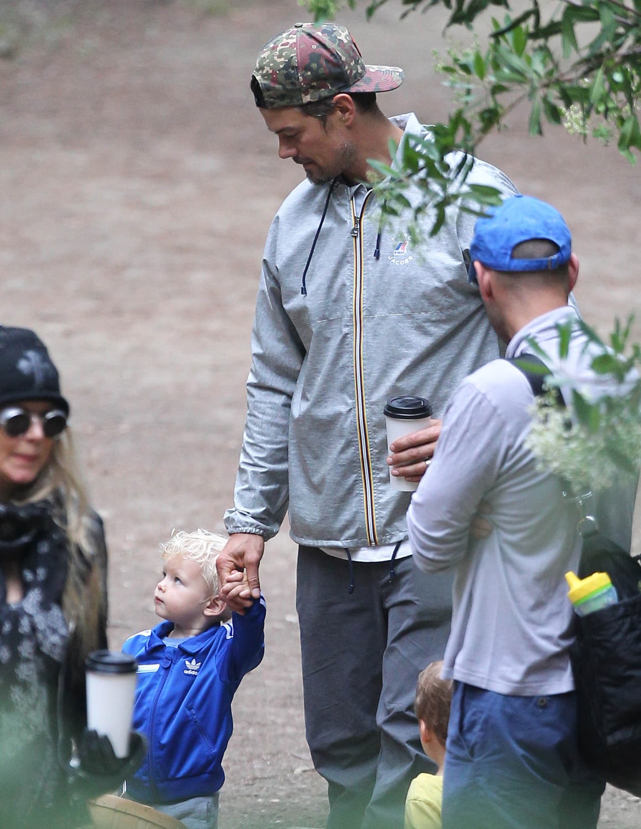 Josh Duhamel se perdió entre los árboles de un parque con su familia para pasar un momento familiar privado.