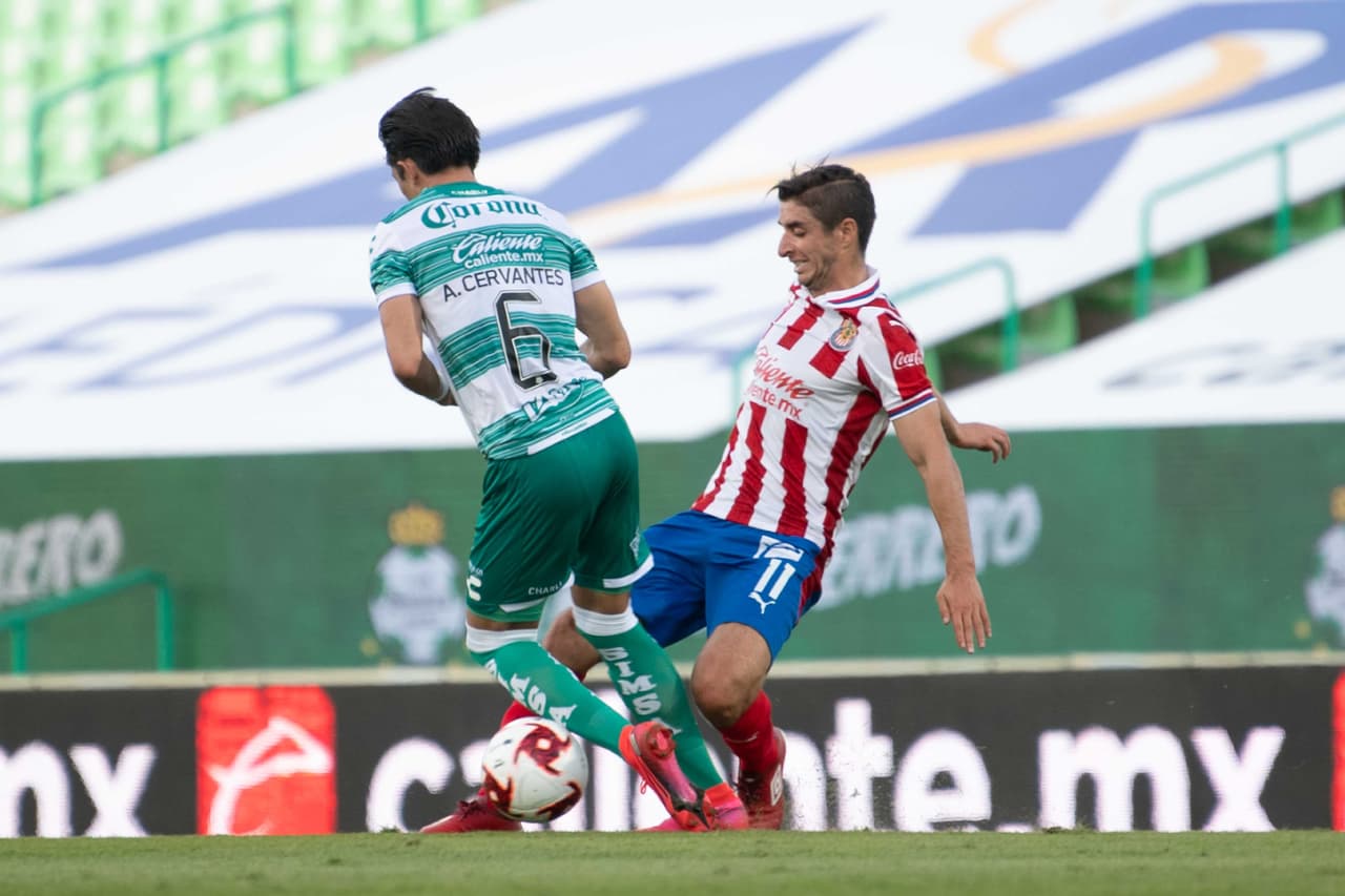 Brizuela comienza a aparecer en el juego, pero la defensa de Santos domina como marcar al Conejito.