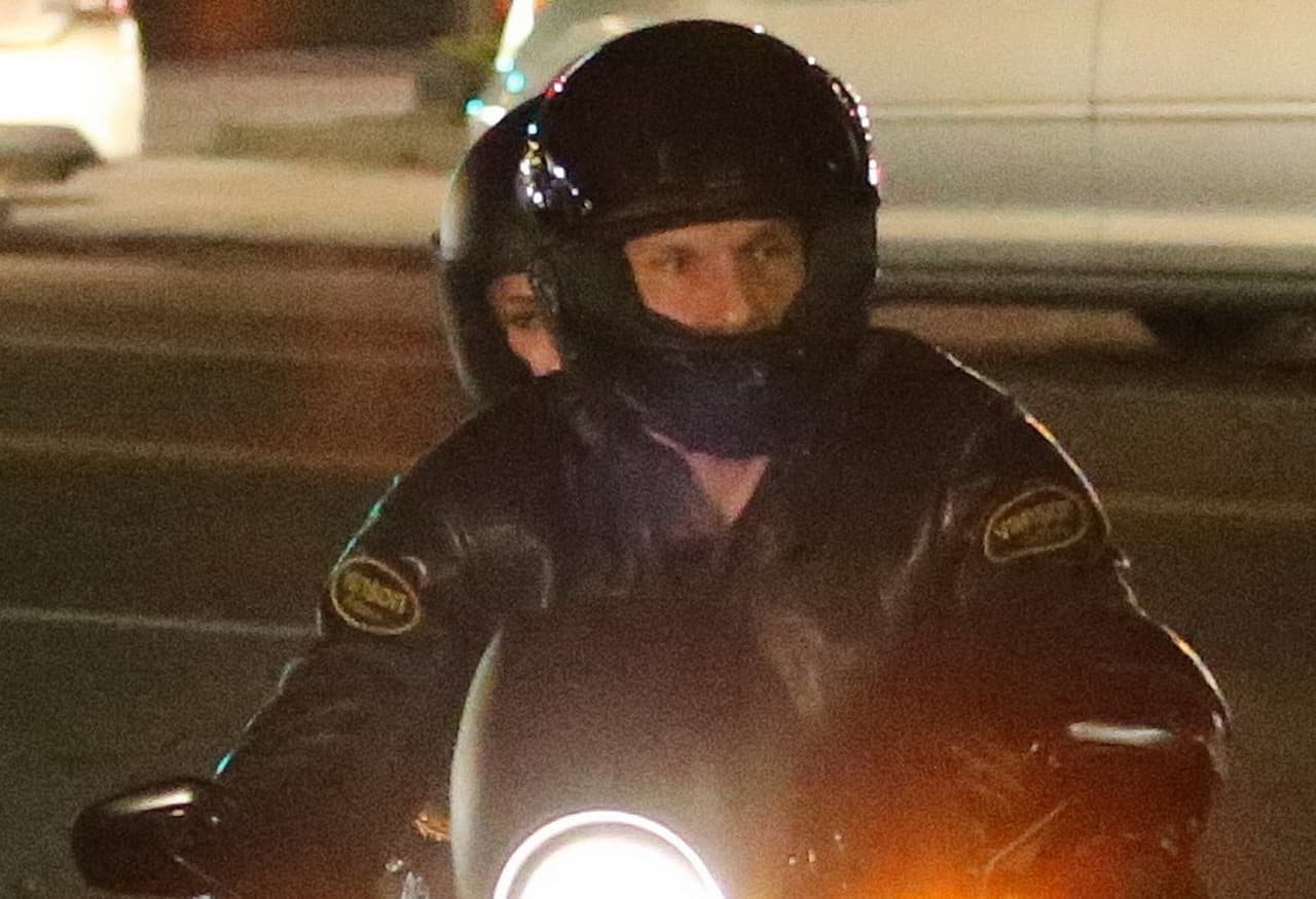 Protegidos con sus cascos, se fueron del restaurante.