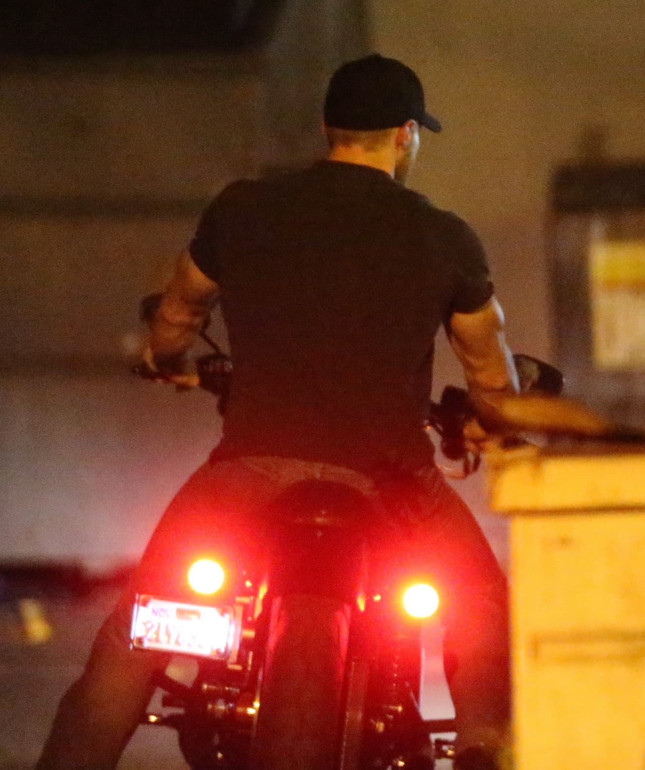 ¡Mira esos brazotes! ¿Quién es el galán?