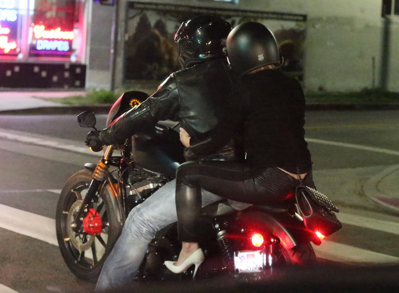 Montando en moto, con todo y tacones.