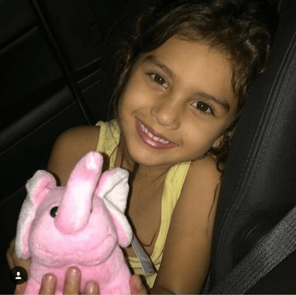 Esta pequeñina es una de las razones por las que este hombre es súper trabajador.