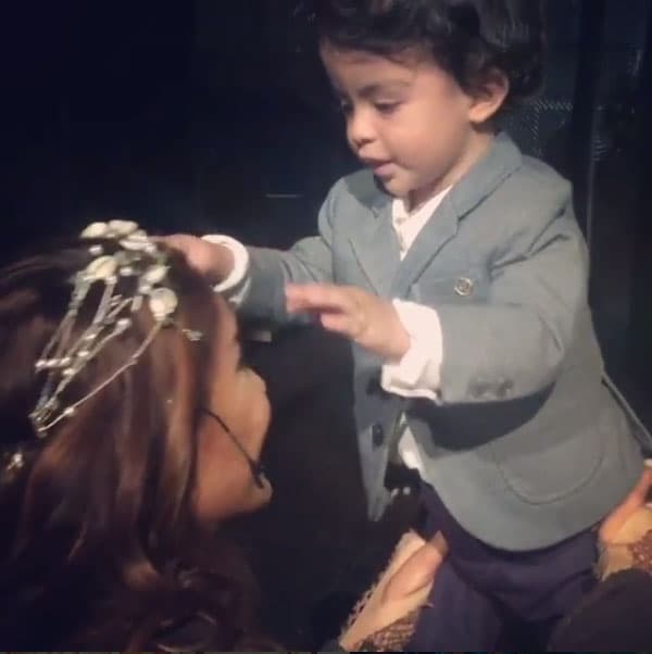 Lo lleva a todos los eventos a los que va, y es que no puede separarse ni un segundo de él.