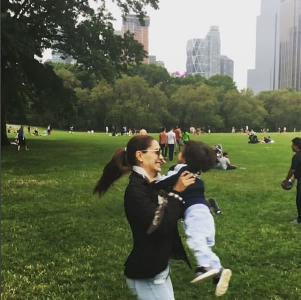 "Esta es la imagen de 
<b>una madre sometiéndose injustamente a <a href="https://www.univision.com/shows/el-gordo-y-la-flaca/ninel-conde-sin-mechones-de-pelo-ya-van-tres-pruebas-toxicologicas-a-las-que-se-ha-sometido-video">otra prueba de pelo toxicológica</a></b>, arrancando pelo por pelo para poder rescatar a mi hijo de la infamia y el odio. Gracias a Dios el mal nunca triunfa. Mientras más grande sea la infamia, más grande será la recompensa a los justos", es parte del mensaje que escribió.
<br>