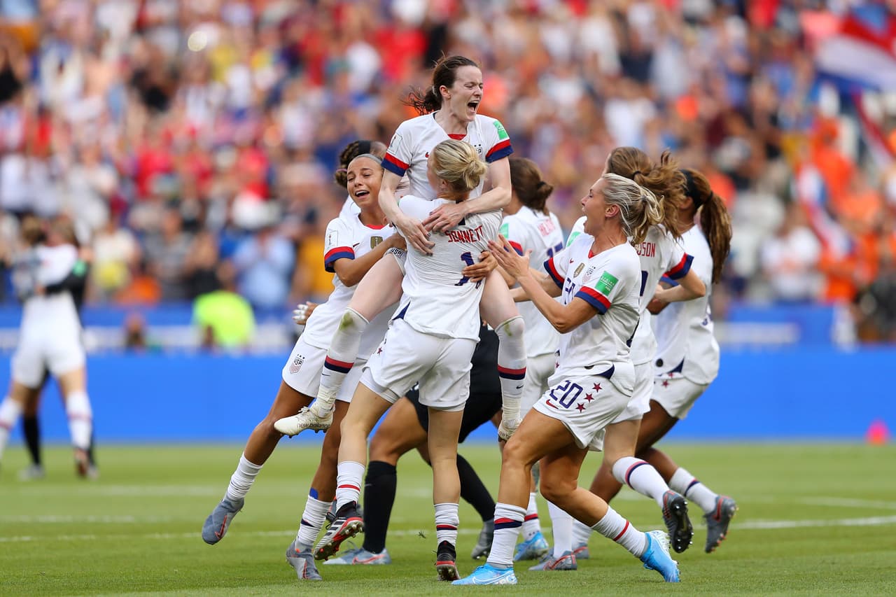 Estados Unidos se coronó campeón del Mundial de Fútbol Femenino al derrotar 2-0 a Países Bajos en la Final en Lyon, con Megan Rapinoe y Rose Lavelle como las anotadoras para el título.