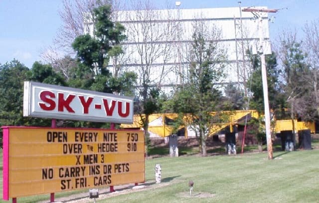 <b>Sky Vu Drive-In</b>
<br>Lykens, PA
<br>Ubicado en las afueras de Harrisburg, el lugar figura en la lista porque ofrece especiales de carga de automóviles ($ 12 por todo el automóvil) además de sus proyecciones regulares de películas. Los huéspedes pueden comprar concesiones en línea e incluso traer a sus mascotas. Las películas se proyectan los viernes y sábados, llueva o haga sol. 
<br>