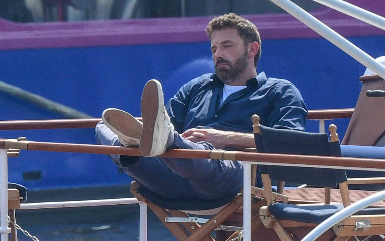 Las imágenes de Affleck en plena siesta durante el paseo con su esposa fueron captadas el sábado 23 de julio. 
<br>