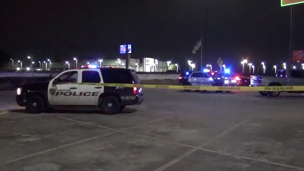 Dado que los testigos huyeron, el Departamento de Policia de Houston le pide a cualquier persona que haya estado allí que llame a Houston Crime Stoppers.