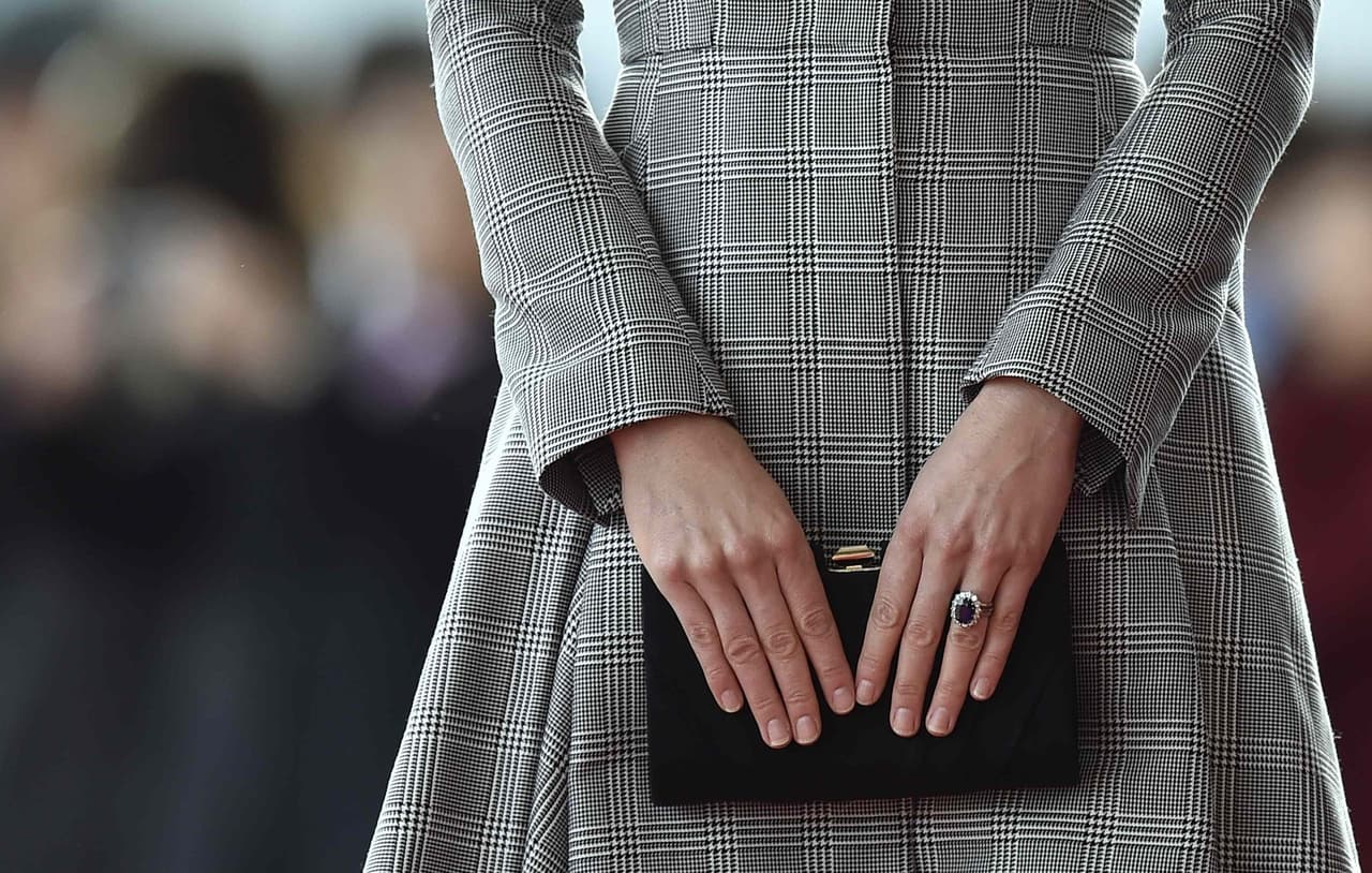 Desde que el Principe Guillermo le entregó a Kate Middleton el mismo anillo de compromiso -con un zafiro de 18 kilates rodeado por 14 pequeños diamantes- que su padre le había entregado a su mamá en su momento al comprometerse, quedó sentado el lugar importante que ocuparía Lady Di en esta nueva unión. Cada vez que se retratan las manos de la joven Kate es una evocación de esa joya que inmortalizó Diana.
