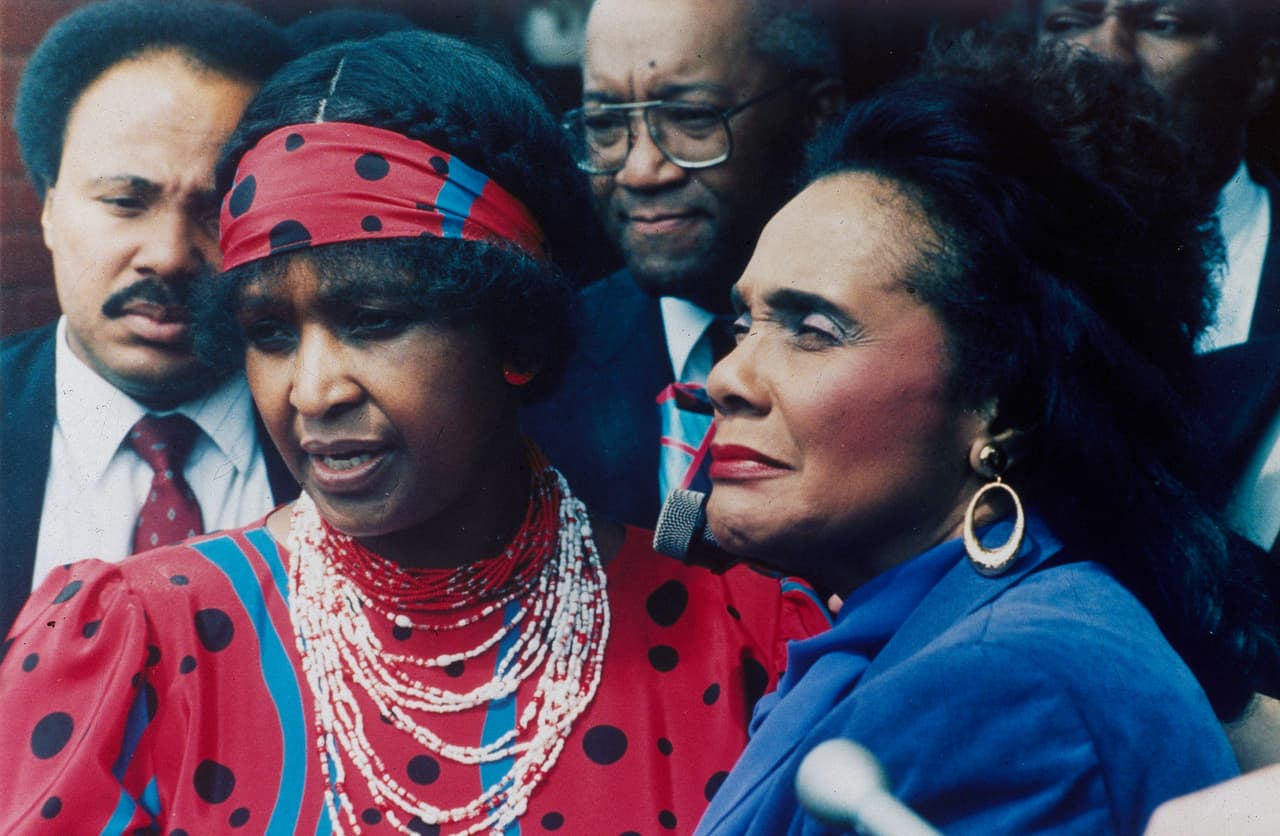 Luego de cuatro décadas de división racial, opresión y odio generado por el apartheid, Nelson Mandela luchó por la construcción de una democracia estable y pluralista basada en la paz y reconciliación. Winnie Madikizela-Mandela prefirió utilizar métodos más drásticos y, a veces, violentos que eran apoyados por los nacionalistas negros radicales. En la fotografía de 1986, Madikizela-Mandela junto a Coretta Scott King, viuda de Martin Luther King Jr. en Sudáfrica.