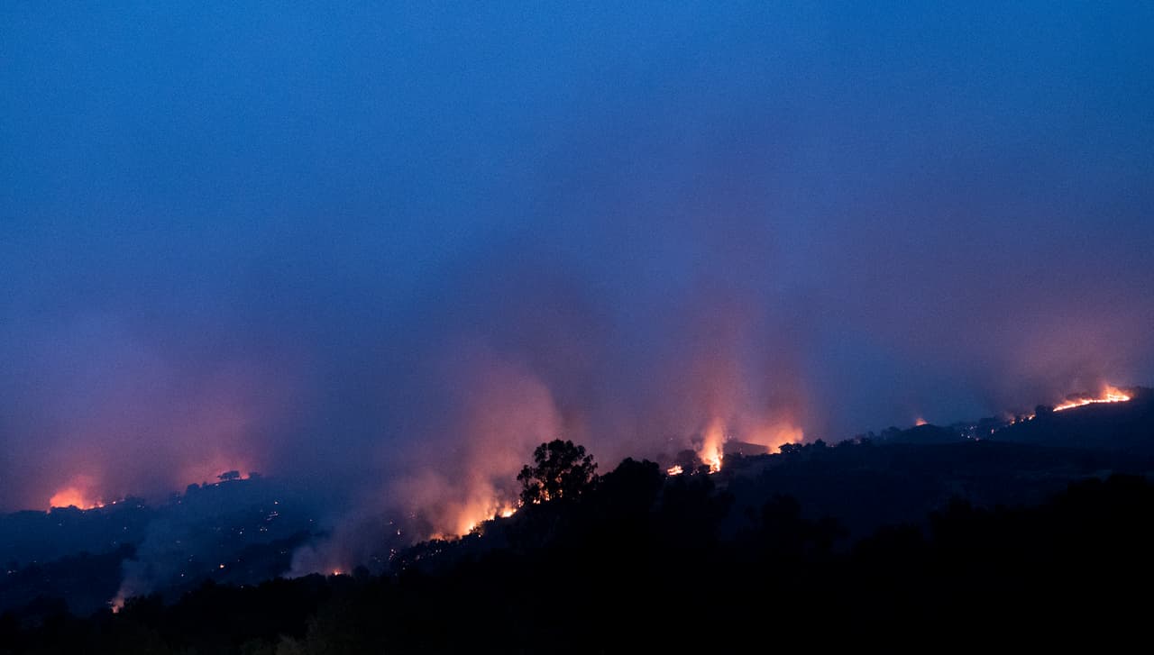 La amenaza de los incendios además ha revivido la ansiedad de decenas de miles de residentes en la región de viñedos del norte de California, que durante los últimos tres años ha sido fuertemente azotada por fuegos masivos que arrasaron con miles de propiedades y causaron pérdidas económicas de varios miles de millones de dólares.