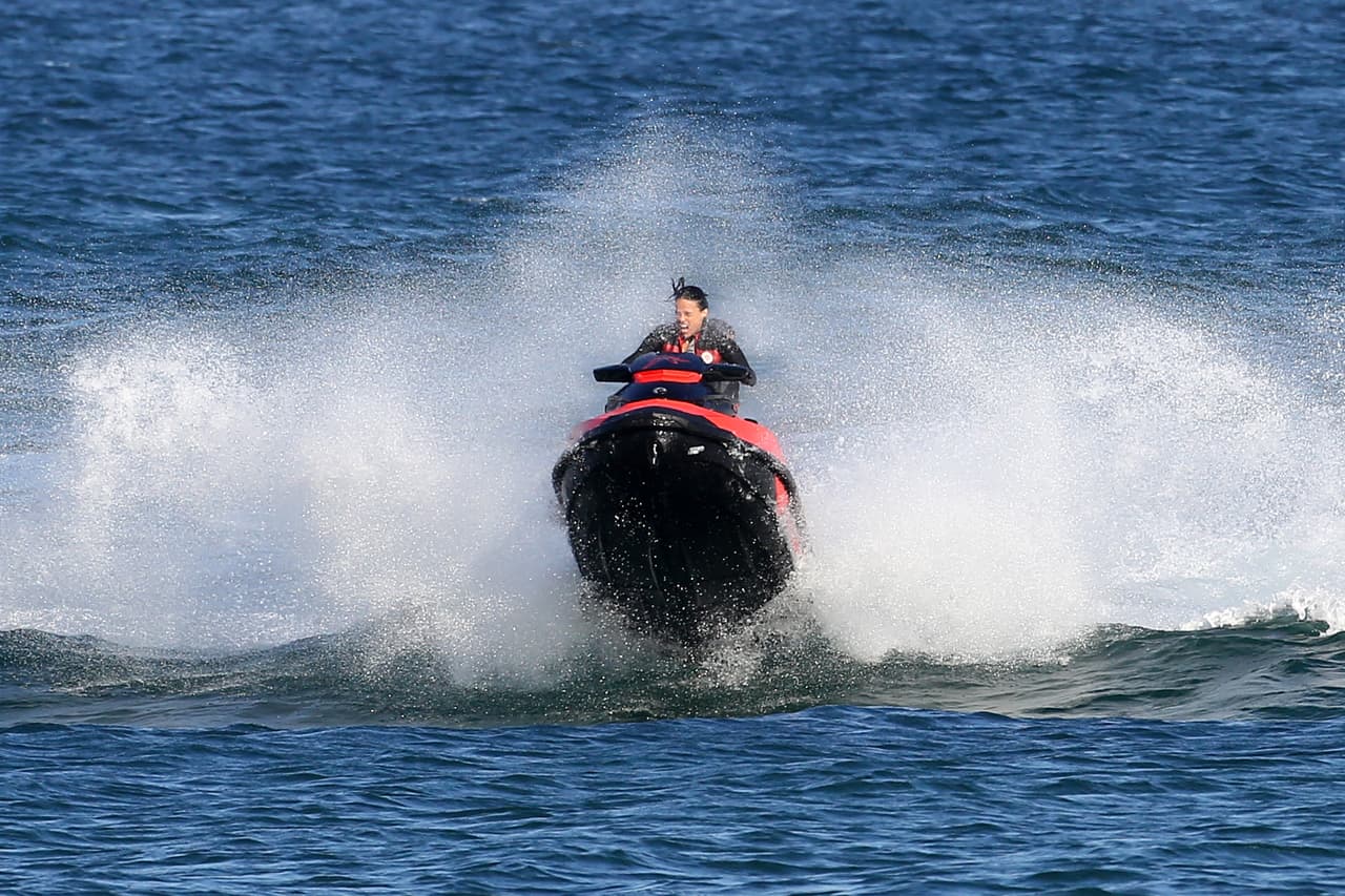 Michelle prefirió tener un fin de semana lleno de acción. La vimos volar sobre las olas en la moto acuática.