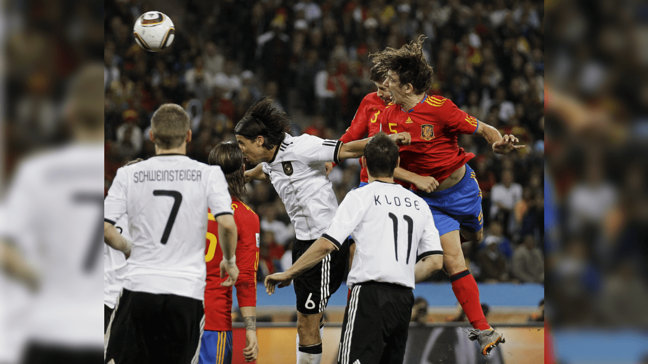 ¡Así se vivió a secuencia del gol de Puyol con la fórmula de los exjugadores del Barcelona! El defensor se elevó en una jugada prefabricada de tiro de esquina y con un testarazo puso el 1-0 al 72'.