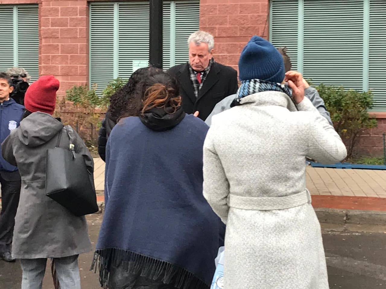 El alcalde de Blasio acompaña a los seres queridos de las víctimas.