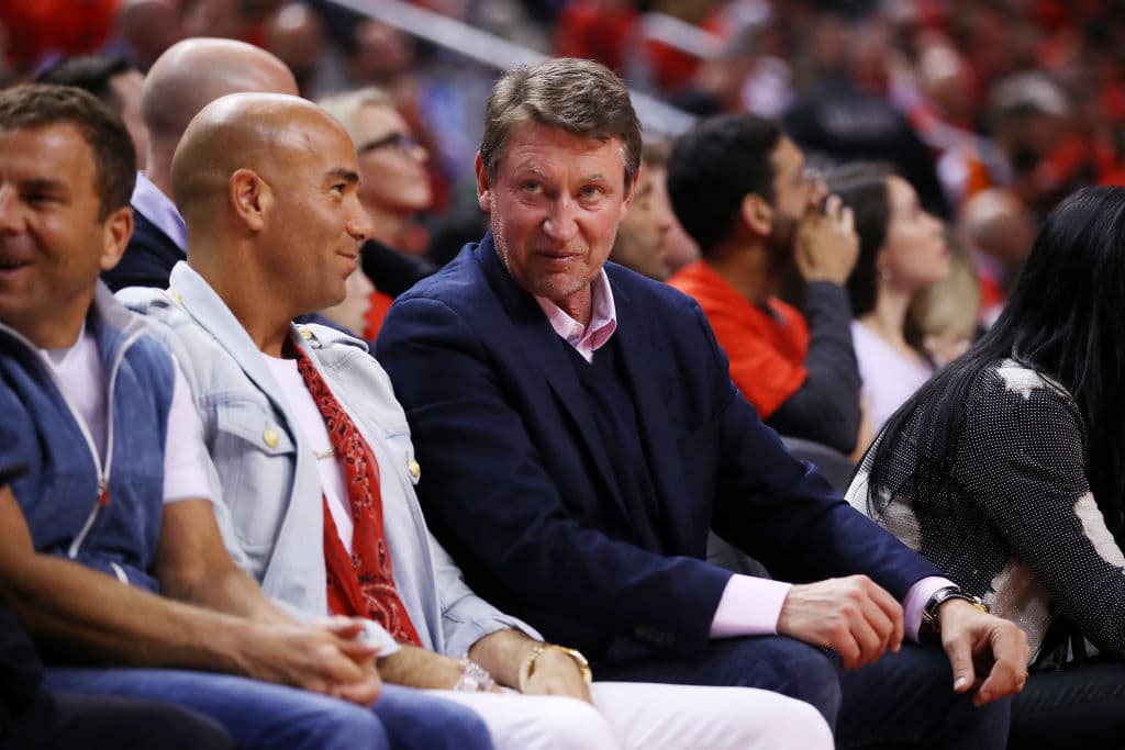 Entre el público se hallaba el miembro del Salón de la Fama de la NHL Wayne Gretzky (der), quizás el mejor jugador de hockey que haya existido.