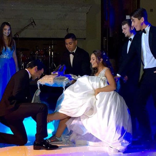 El video en el que aparece junto a su papá bailando el famoso tema 'Tiempo de Vals' se hizo viral.