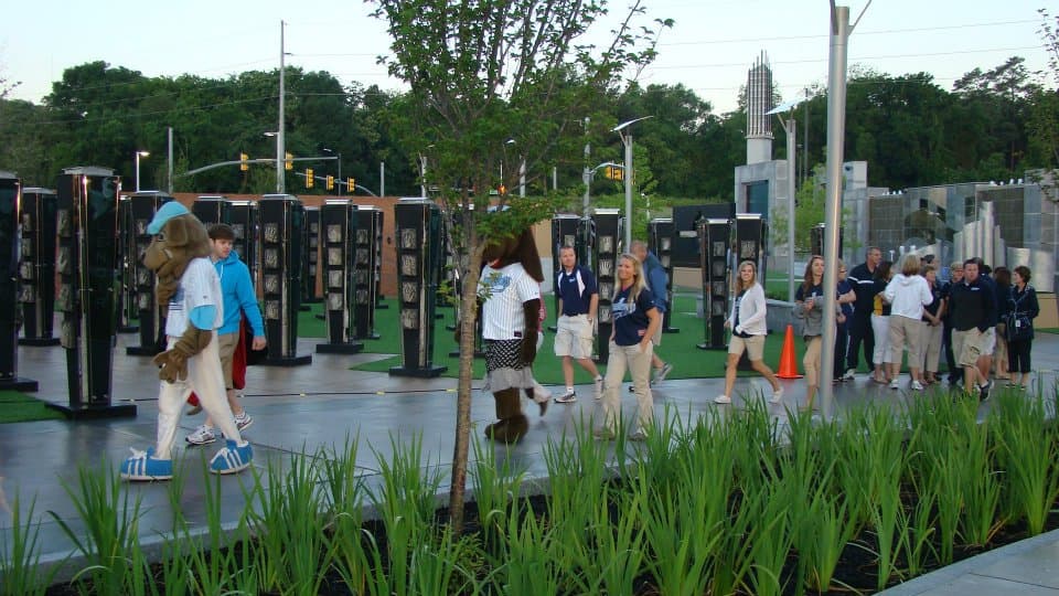 <b>VE AL NORTH CAROLINA VETERANS GARDEN</b>: El Jardín de Veteranos de Carolina del Norte cuenta con esculturas de manos de veteranos que representan a cada condado de Carolina del Norte. Y luego, dentro del edificio en las instalaciones del parque, hay una exhibición con etiquetas de identificación que representan las víctimas de Carolina del Norte, mostradas por cada guerra.