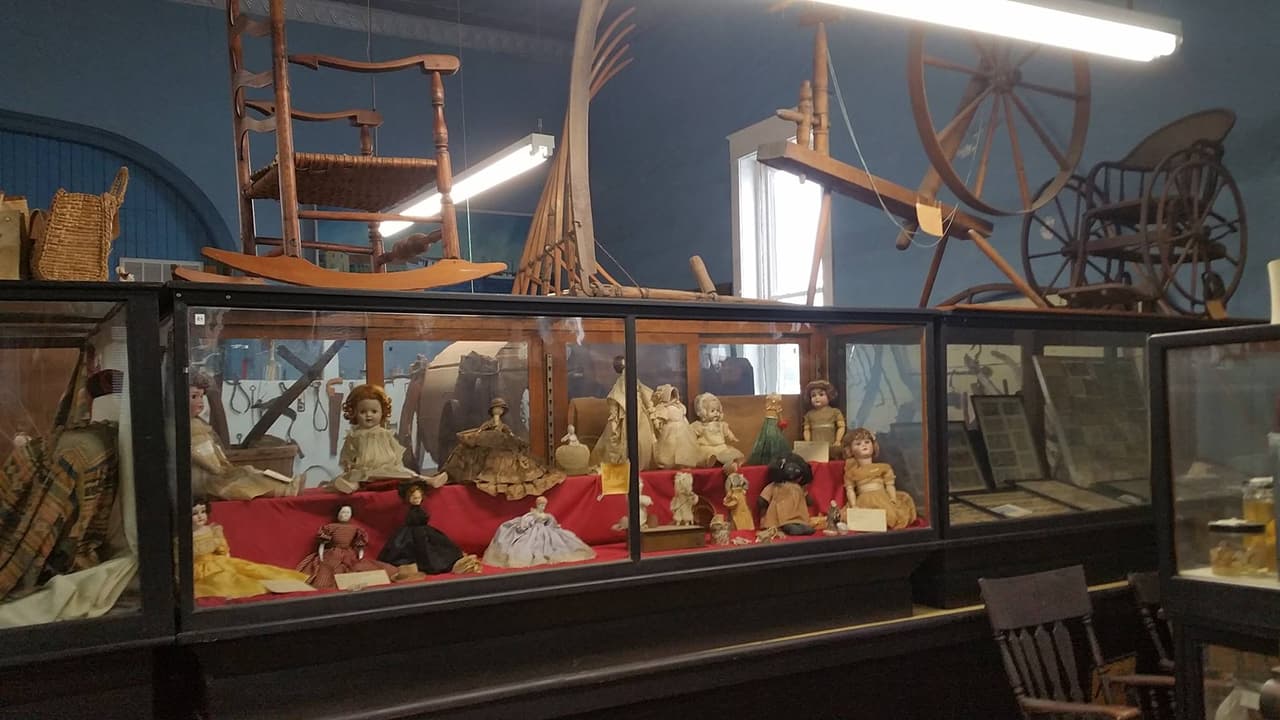 <b><a href="http://www.beaufort-county.com/Belhaven/museum/BelhavenMission.htm">The Belhaven Memorial Museum (Belhaven)</a></b>. Este museo, ubicado a unas 50 millas al este de Greenville, muestra el abrumador afecto de la Sra. Eva Blount Way por coleccionar botones. Además de unos 30 000 botones, verás una fascinante variedad de coleccionables, como ropa de época, juguetes y muñecas, porcelana y herramientas agrícolas.
<br>
<br>
<b><a href="https://goo.gl/maps/pCWdomPGMJE8sgSy6">Cómo llegar</a></b>