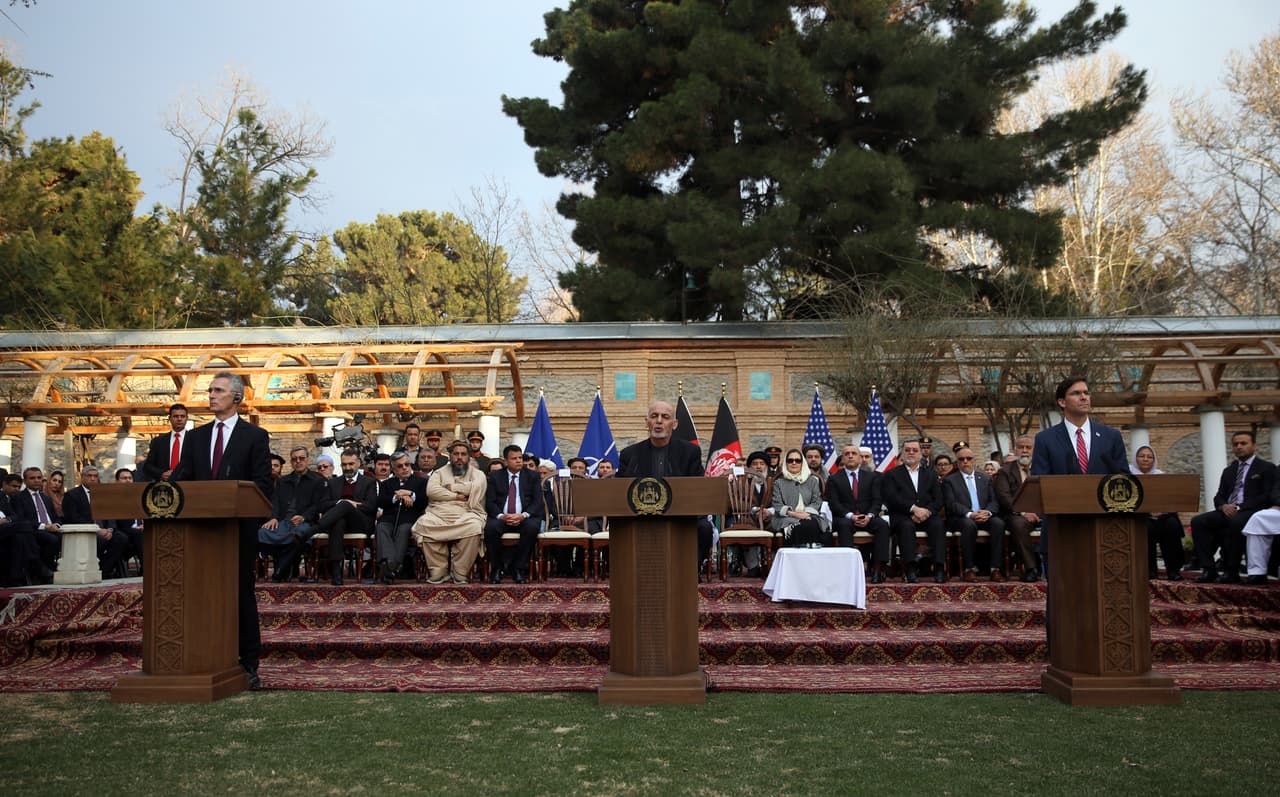 El presidente afgano Ashraf Ghani, el secretario de Defensa estadounidense Mark Esper y el secretario general de la OTAN Jens Stoltenberg hablaron este sábado como parte de una conferencia en Kabul, Afganistán.