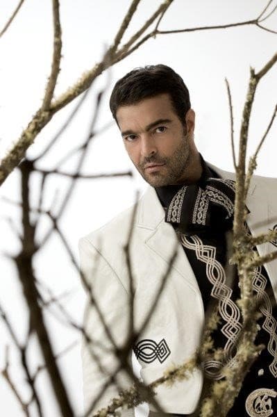 En 1999 lanzó su primer álbum 'Dónde Estás Corazón', el cual se colocó en uno de los más exitosos. De inmediato Pablo comenzó a llamar la atención de los productores de telenovelas y desde entonces ha trabajado en historias como 'Nunca Te Olvidaré', 'Abrázame muy Fuerte' 'Vivo por Elena', 'Entre el Amor y el Odio', entre muchas otras.