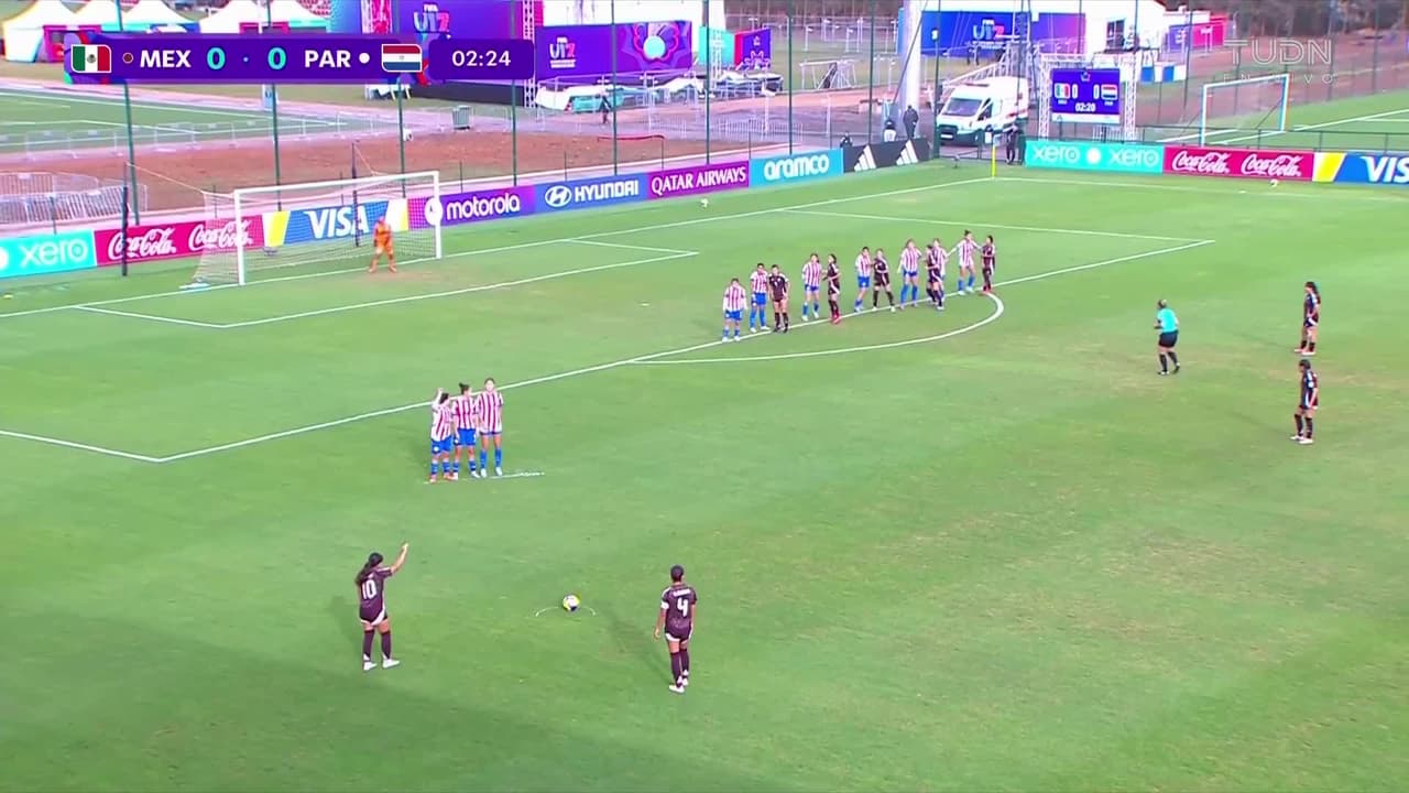 La primera de peligro la tuvo México, pero el balón pasó por un costado de la portería