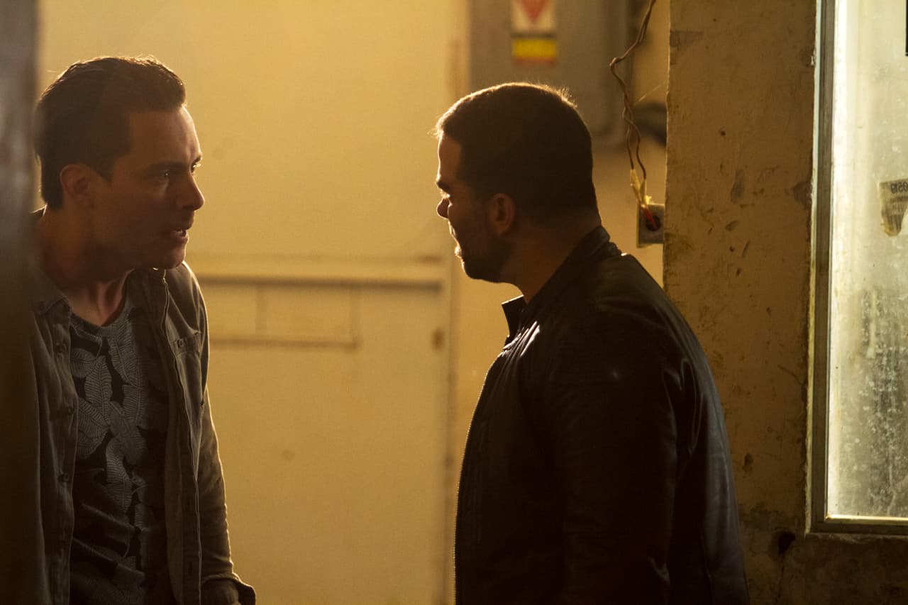 Al ver a Roberto en la bodega, le pidió una explicación. Él le aclaró que Yolanda y Olivia llegaron a la bodega acompañadas de hombres armados.