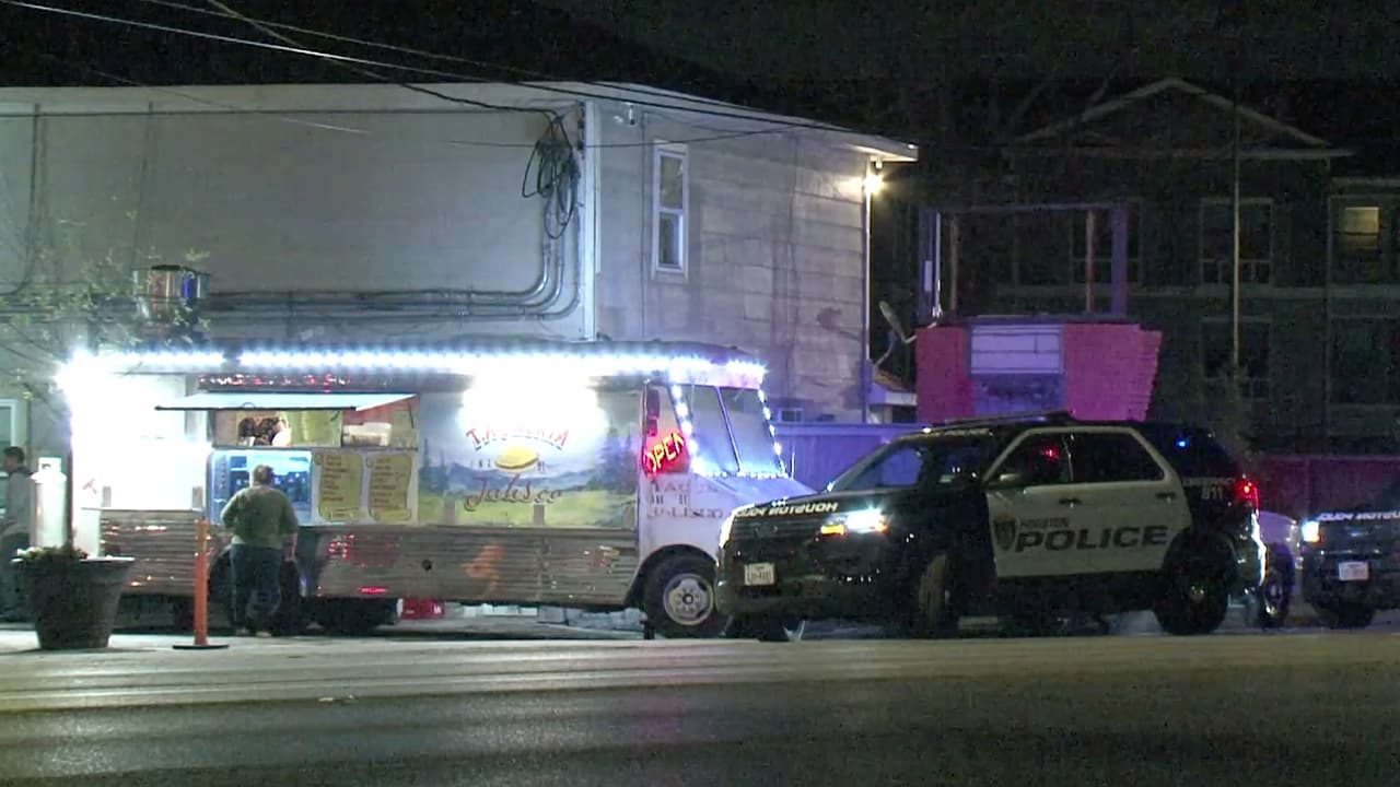 Roban y disparan a cliente de taquería móvil al sureste de Houston
