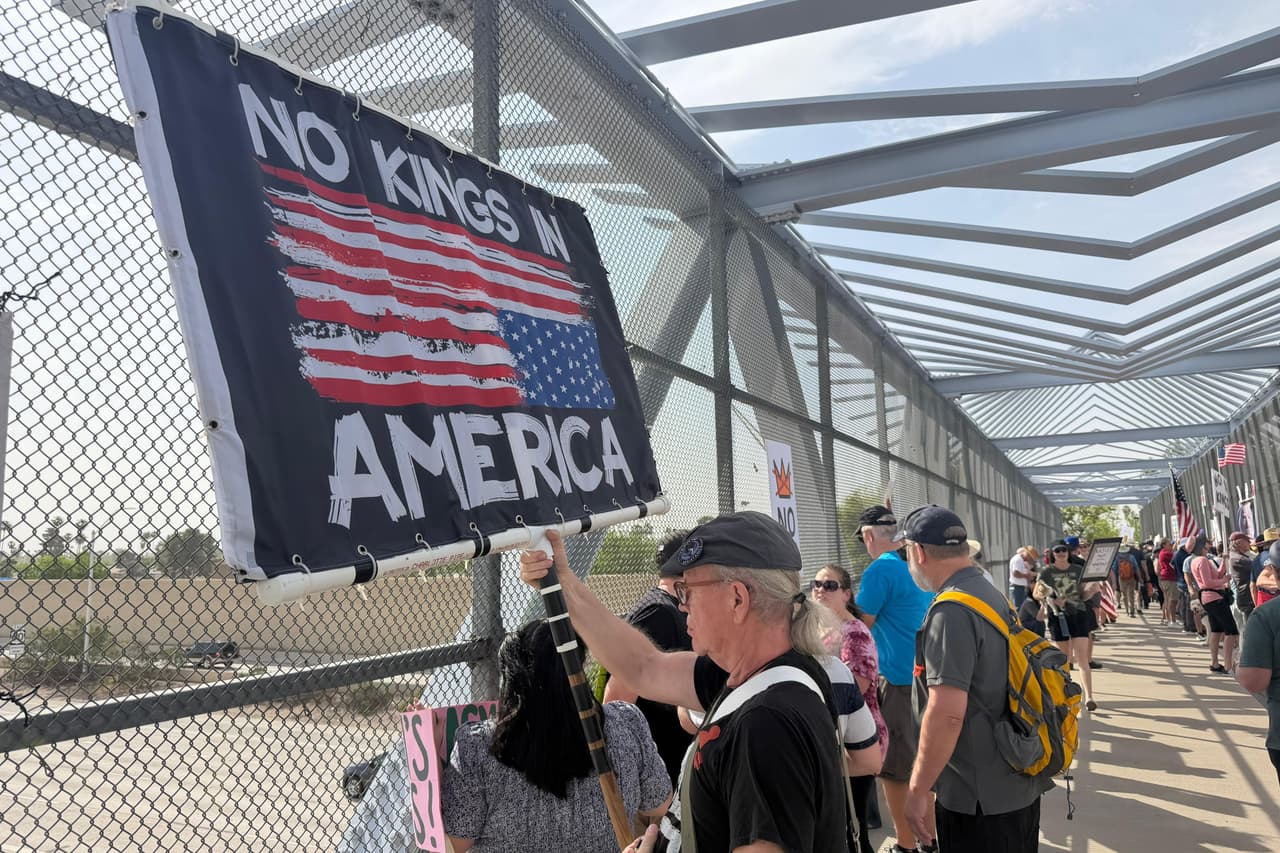 NO KINGS IN AMERICA: Los participantes marchan de manera pacífica en Arizona.