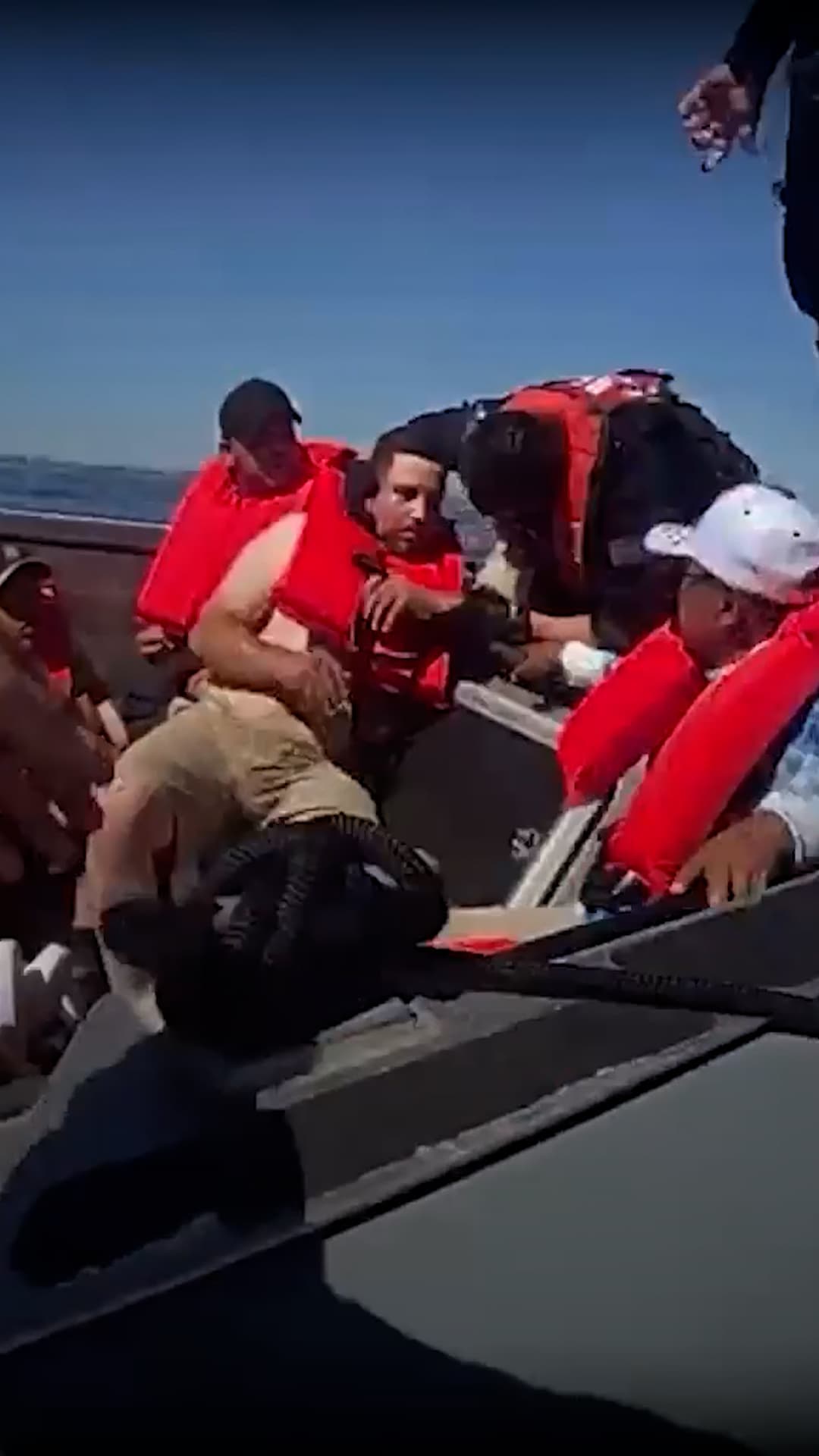 Interceptan en California una embarcación con 14 personas indocumentadas a bordo
