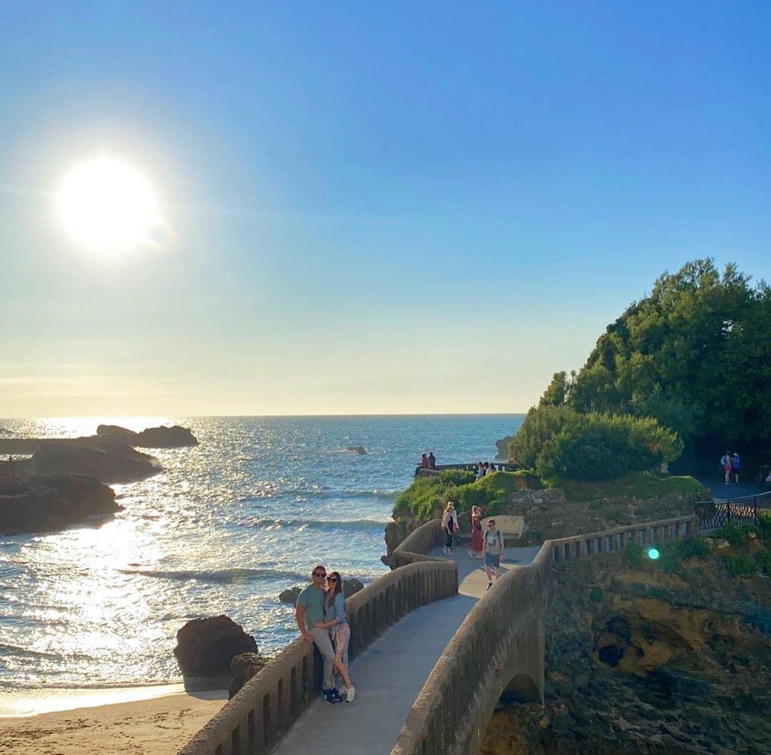 Otra de las ciudades que han visitado es Biarritz, Francia, en donde han posado muy enamorados y felices.