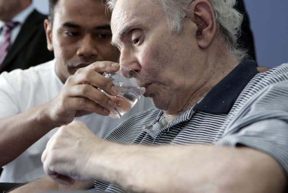 De acuerdo con The Mayo Clinic, estos son los síntomas de un golpe de calor: 
<b>Temperatura corporal elevada.</b> Una temperatura corporal central de 104 °F (40 °C) o superior, medida con un termómetro rectal, es el signo principal del golpe de calor.
<br>