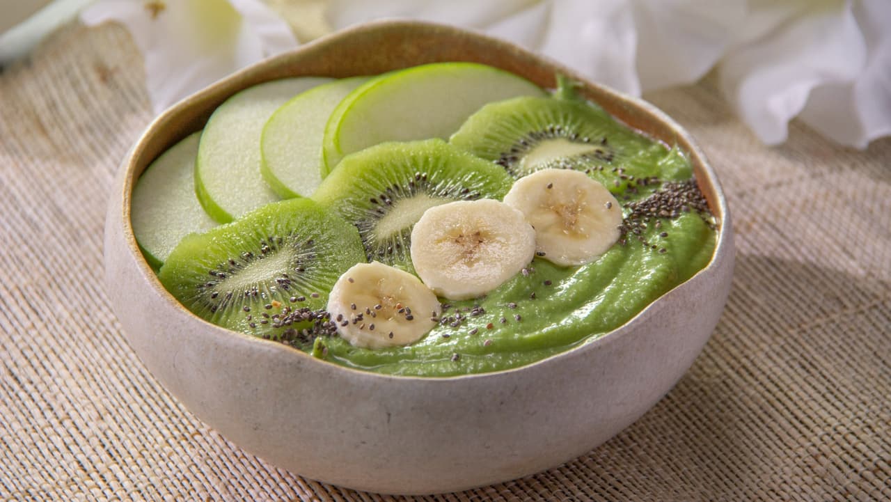 Smoothie bowl verde con kiwi y manzana ¡lleno de nutrientes!