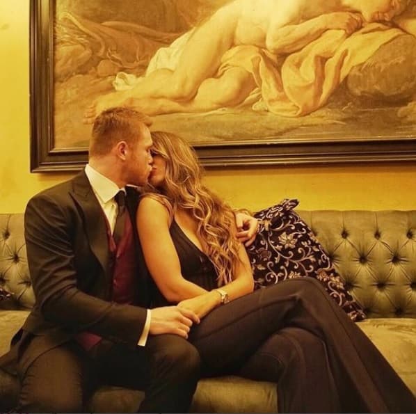 La pareja del momento, Saúl 'Canelo' Álvarez y Shannon de Lima siguen derrochando amor en sus redes sociales, en la madrugada del 24 de junio Shannon subió a su Instagram este apasionado beso con el que le dedicó tres simples palabras a su novio: "Mi amor bello".